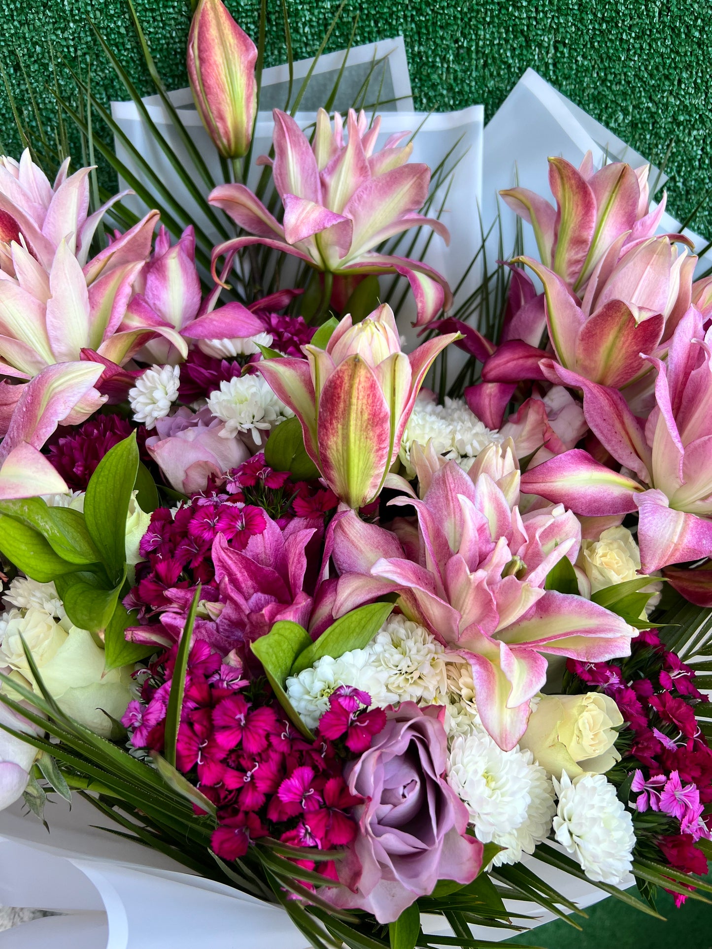 Pembe Lilyum Buketi – Zarif ve Şık Çiçek Aranjmanı