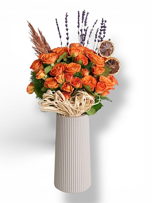 Polimer Vazoda Turuncu Çardak Gülleri