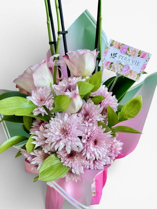 Beyaz Orkide ve Pembe Mevsim Çiçekleri